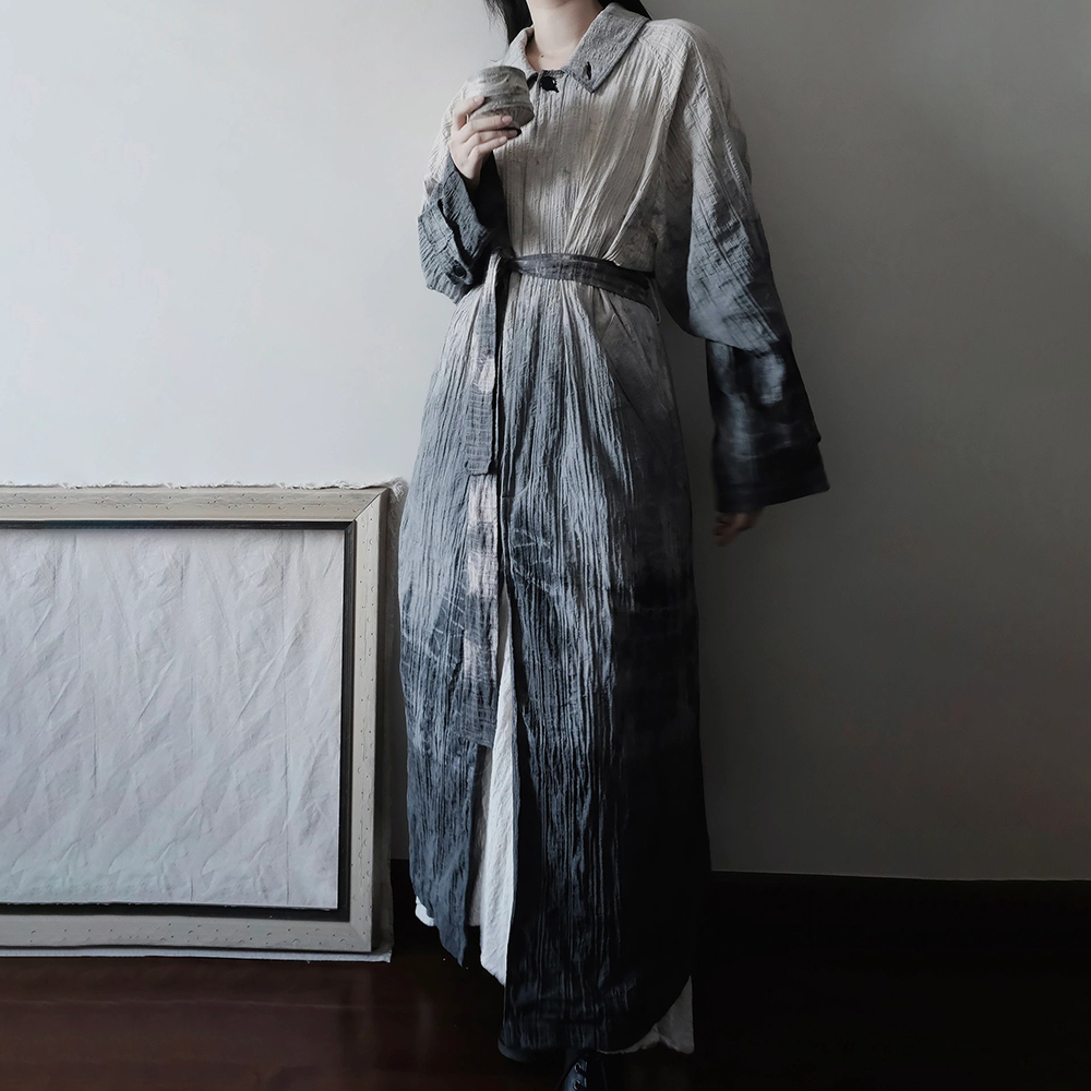 草木染めドローイングロングコート【個性派モノトーンファッション